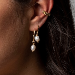 Orecchini Huggie, Delicati orecchini a cerchio in oro, Orecchini a cerchio con perle, Cerchi con perle, Orecchini a cerchio in oro con perle d'acqua dolce, Orecchini delicati, Orecchini minimali