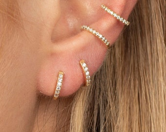 Boucles d'oreilles huggie en oxyde de zirconium cubique · Boucles d'oreilles huggie en diamants · Fines créoles huggie · Boucles d'oreilles délicates · Petites créoles avec oxyde de zirconium