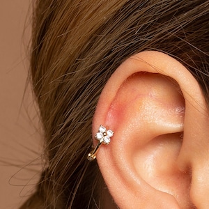 Flower hoop earring, Cartilage earring, Minimalist earring, Dainty gold earring, Huggie hoop earring, Gold hoops, 925 sterling silver