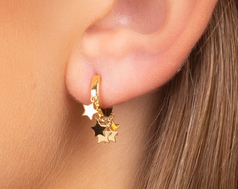 Pendientes de aro con estrella delicada: plata de ley bañada en oro de 18 quilates