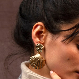 Orecchini pendenti in conchiglia dorata: orecchini pendenti in lega placcata argento