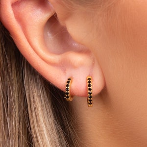 Orecchini a cerchio minimalisti e delicati con zirconia cubica nera - Orecchini a cerchio con zirconia cubica nera onice. Disponibili in due misure: 11 mm 14 mm