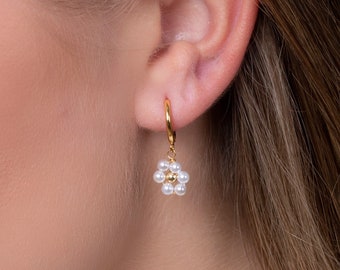 Little Daisy Flower Charm Hoop Earrings - Gold Daisy pearl earrings 925 sterling silver - Huggie Hoop Earrings