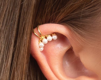 Helix ear cuff with pearls, Non pierced pearl ear cuff, Cartilage pearl ear cuff, Huggie ear cuff, Dainty gold ear cuff, Minimalist ear cuff