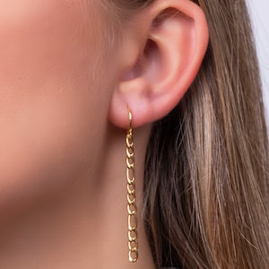 Huggie Hoop Ohrringe mit Baumelnder Figaro Kette - 18k Gold 925 Sterling Silber