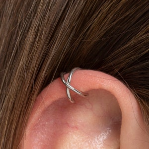 Orecchino a polsino incrociato in oro, Orecchino a polsino incrociato in oro 18k, Senza piercing, Orecchino a polsino incrociato in argento, Orecchino a polsino delicato, Orecchino a polsino minimalista, Orecchino minuscolo
