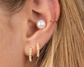 Pearl hoops, Dainty pearl earrings, Huggie earrings, Small hoops, Huggie hoops, hoops gold, Dainty hoops, Gold hoops, Pearls gold hoops