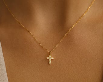 Collar de cruz delicada: colgante de circonita cúbica de plata esterlina bañado en oro de 18 quilates
