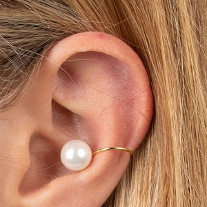 Pearl ear cuff, Non pierced conch ear cuff, Conch pearl ear cuff, Huggie ear cuff, Dainty gold ear cuff, Minimalist ear cuff
