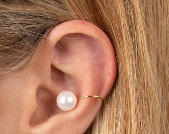 Pearl ear cuff, Non pierced conch ear cuff, Conch pearl ear cuff, Huggie ear cuff, Dainty gold ear cuff, Minimalist ear cuff