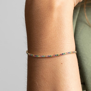 Pulsera de tenis con circonitas arcoíris: Riviere de plata de ley bañada en oro de 18 quilates