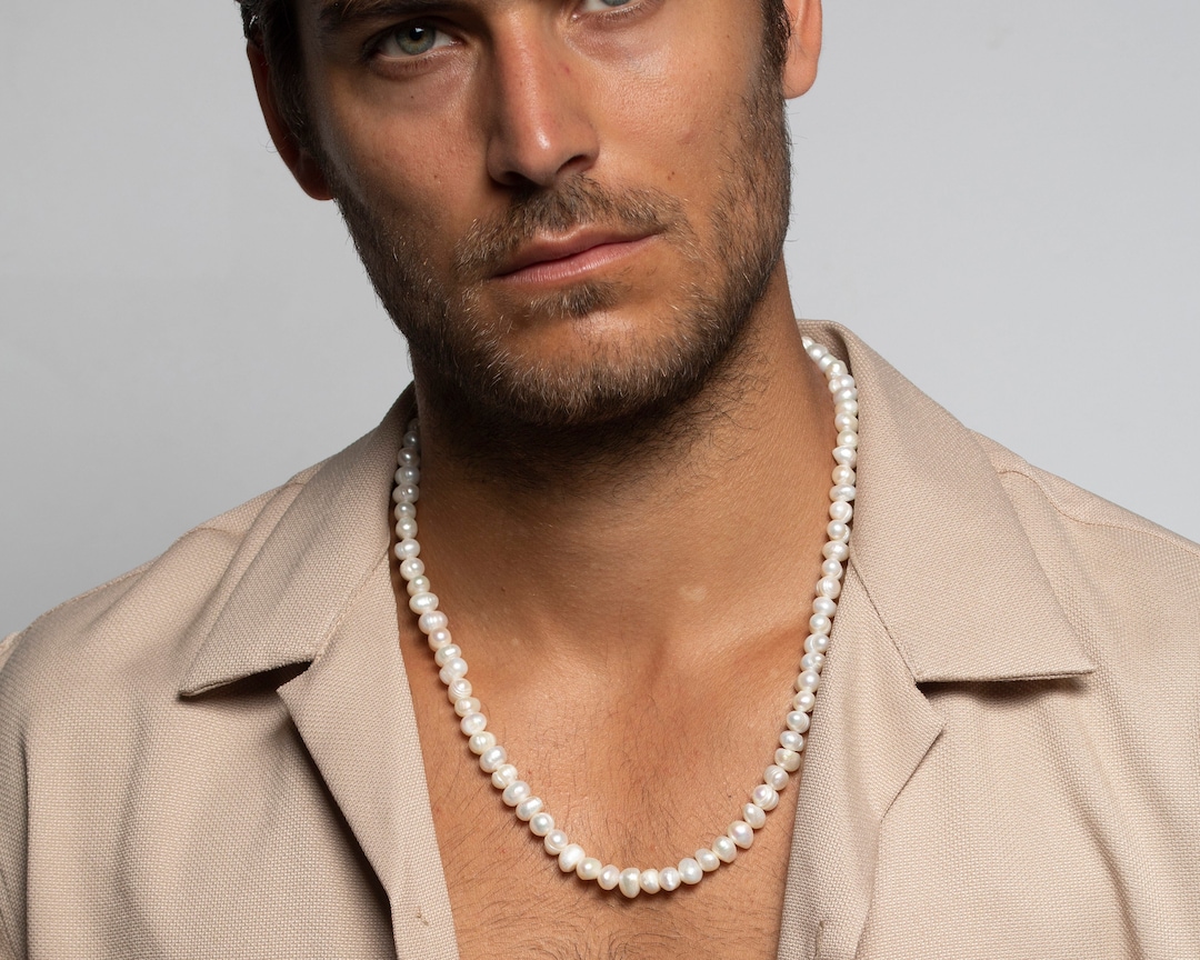 Guys wearing pearl necklace deals
