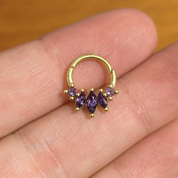 Brinco de argola com ametista e zircônia cúbica – Anel para septo ou daith em prata de lei banhada a ouro 18k