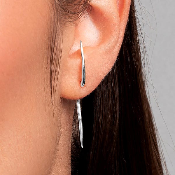 Pendientes delicados con forma de pincho: diseño minimalista en plata de ley 925.