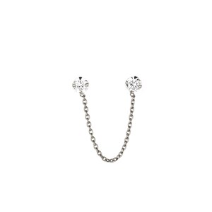 Puede incluir: Un par de pendientes de plata con un peque&ntilde;o diamante en cada extremo conectado por una cadena de plata.