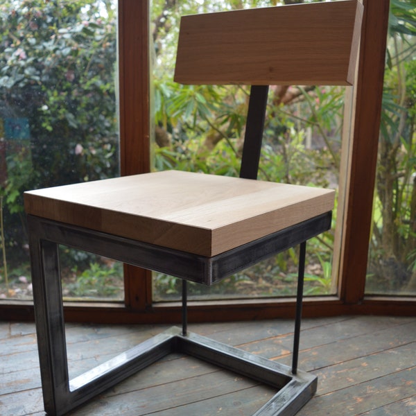 Chaise design, structure métallique, assise et dossier en bois