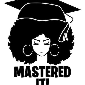 Può includere: Illustrazione in bianco e nero di una donna con un afro che indossa un cappello di laurea. Il testo "MASTERED IT!" è sotto l'immagine.