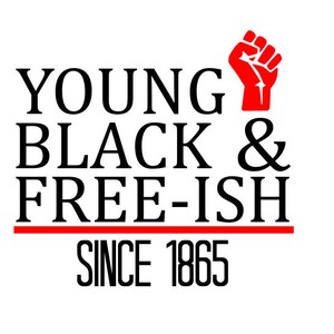 Op de afbeelding: Zwart-witte tekstafbeelding met een opgeheven rode vuist. De tekst luidt "Young Black & Free-ish Since 1865".