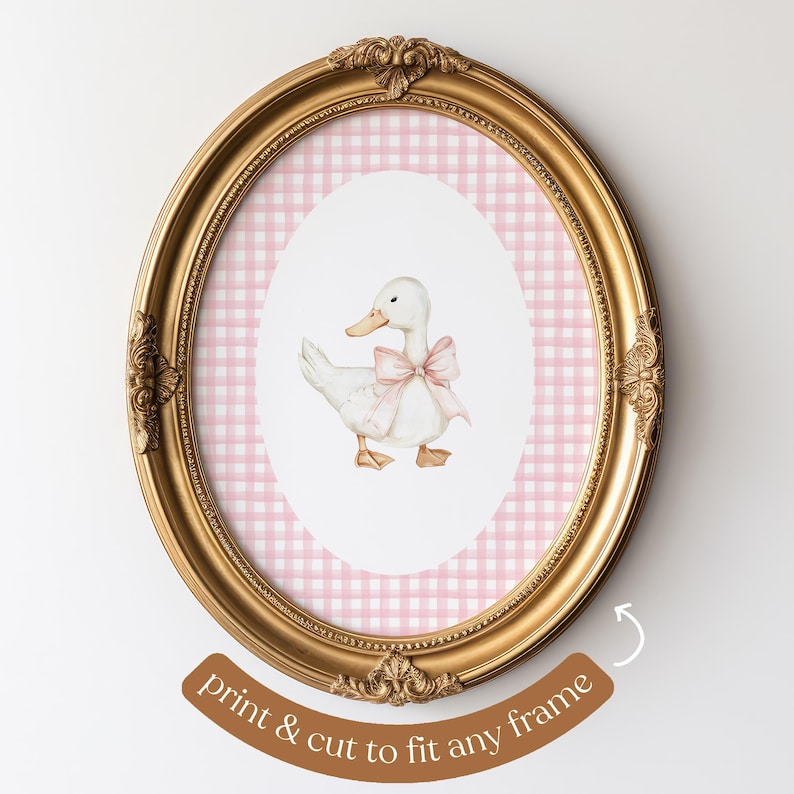 Puede incluir: Una impresi&oacute;n de arte imprimible con un pato blanco con un lazo rosa sobre un fondo de cuadros rosa y blanco. La impresi&oacute;n est&aacute; enmarcada en un marco ovalado dorado. Imprime y corta para que quepa en cualquier marco.