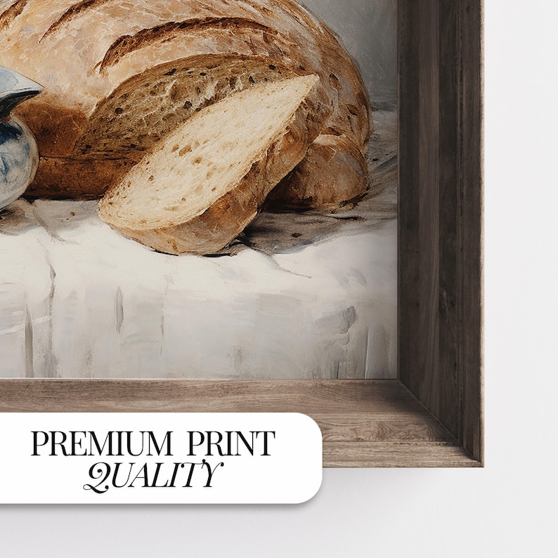 Peut inclure: Impression d'art encadr&eacute;e repr&eacute;sentant une nature morte de pain. L'image montre un pain croustillant avec une tranche coup&eacute;e, r&eacute;v&eacute;lant la texture int&eacute;rieure. L'impression est encadr&eacute;e dans un cadre en bois, avec le texte "PREMIUM PRINT QUALITY".