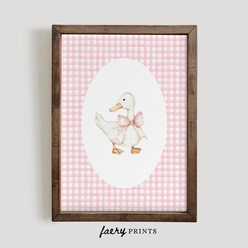 Puede incluir: Un pato blanco con un lazo rosa se presenta sobre un fondo de cuadros vichy rosa y blanco. El pato est&aacute; en un marco ovalado blanco.