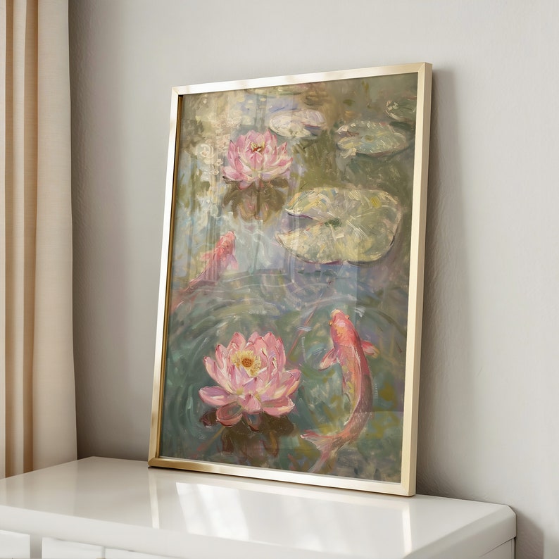 Puede incluir: Pintura enmarcada que representa una escena de estanque con nen&uacute;fares rosas y peces koi. La obra de arte tiene un marco dorado y se exhibe sobre una superficie blanca. El estilo de la pintura es impresionista.