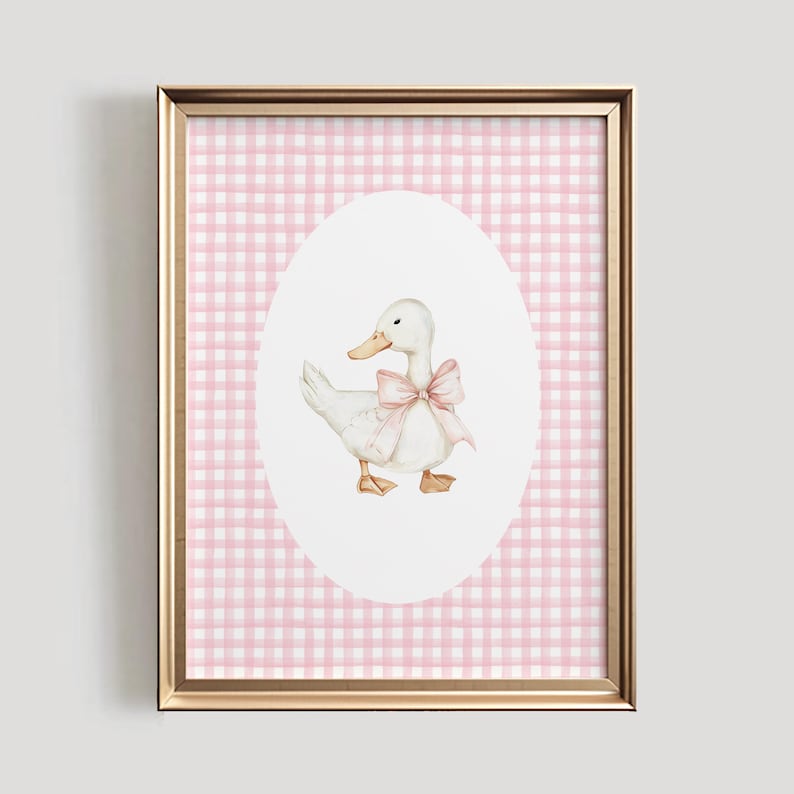 Puede incluir: Un pato blanco con un lazo rosa, ilustrado en estilo acuarela, sobre un fondo de cuadros vichy rosa y blanco.