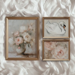 Könnte beinhalten: Drei gerahmte Kunstdrucke mit weißem Hintergrund. Der erste Druck zeigt einen Strauß rosa und weißer Blumen in einer Vase. Der zweite Druck zeigt einen weißen Schwan. Der dritte Druck zeigt eine Nahaufnahme von rosa und weißen Blumen.