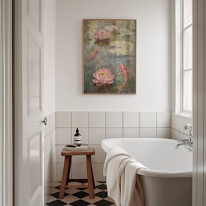 Puede incluir: Una pintura enmarcada de una escena de estanque con nen&uacute;fares rosas y peces koi cuelga sobre una ba&ntilde;era blanca. El ba&ntilde;o tiene azulejos blancos, un taburete de madera y un suelo a cuadros blanco y negro.