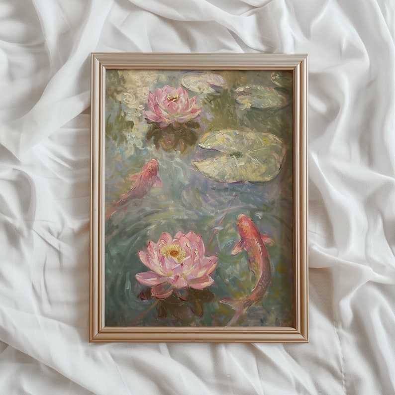 Puede incluir: Pintura al &oacute;leo enmarcada que representa una escena de estanque con nen&uacute;fares rosas y peces koi. La obra de arte presenta un marco dorado y est&aacute; ambientada sobre un fondo blanco drapeado. Los colores de la pintura incluyen tonos de rosa, verde y azul.