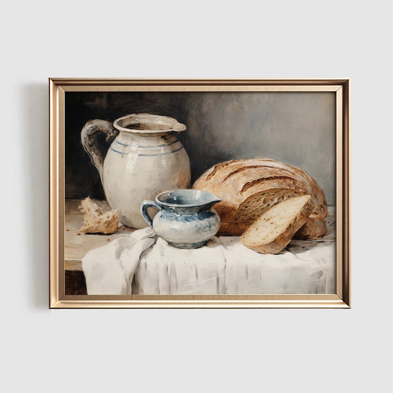 Peut inclure: Peinture encadr&eacute;e de nature morte repr&eacute;sentant un pain, une petite cruche bleue et blanche et une plus grande cruche blanche &agrave; rayures bleues. Un morceau de pain est cass&eacute;. Les objets sont dispos&eacute;s sur un tissu blanc.