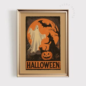 K&ouml;nnte beinhalten: Gerahmter Halloween-Kunstdruck mit einer Illustration im Vintage-Stil. Das Kunstwerk zeigt einen Geist, eine Hexe, eine schwarze Katze und einen K&uuml;rbis vor einem orangefarbenen Mond. Das Wort "HALLOWEEN" ist unten fett gedruckt.