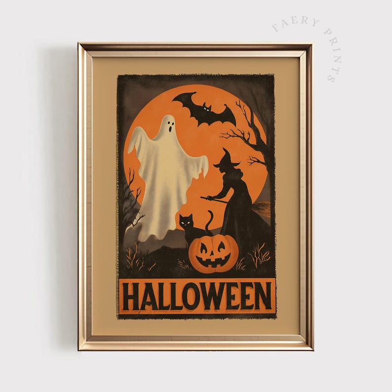 K&ouml;nnte beinhalten: Gerahmter Halloween-Kunstdruck mit einer Illustration im Vintage-Stil. Das Kunstwerk zeigt einen Geist, eine Hexe, eine schwarze Katze und einen K&uuml;rbis vor einem orangefarbenen Mond. Das Wort "HALLOWEEN" ist unten fett gedruckt.
