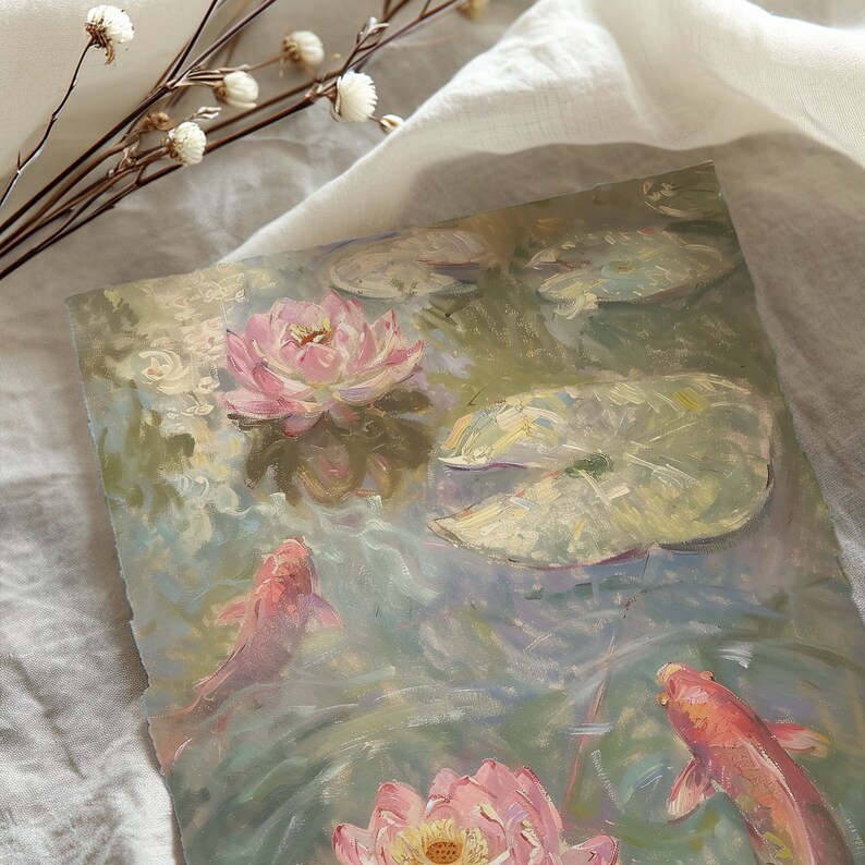 Puede incluir: Pintura impresionista de un estanque con flores de loto rosas, nen&uacute;fares y peces koi naranjas. La obra de arte tiene una paleta de colores pastel suaves con pinceladas visibles, evocando una sensaci&oacute;n de tranquilidad. La pintura est&aacute; sobre papel texturizado.