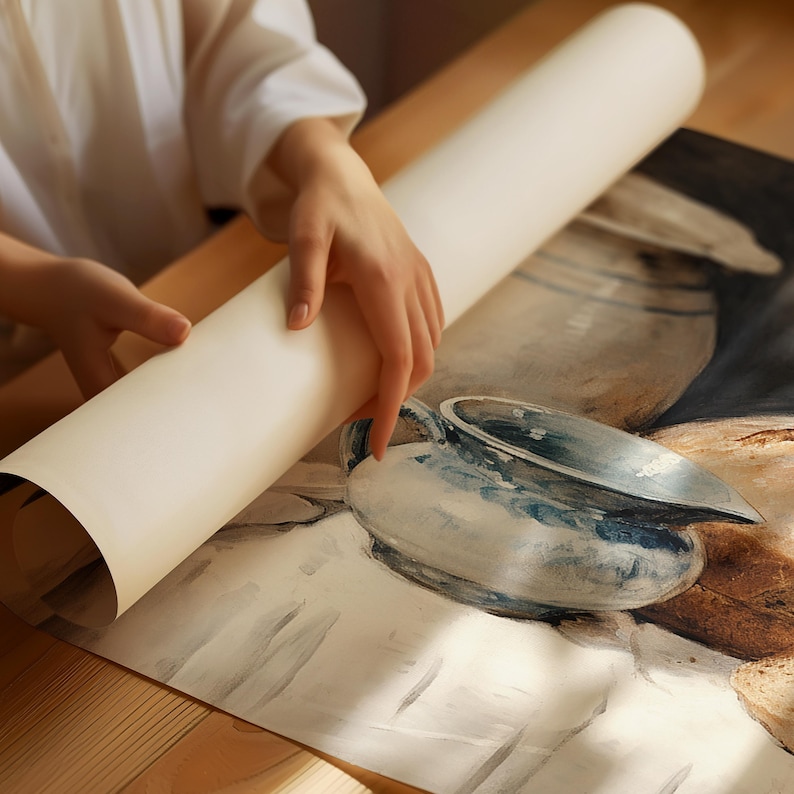 Peut inclure: Un rouleau de papier cr&egrave;me en cours de d&eacute;roulement, r&eacute;v&eacute;lant une peinture de nature morte avec une cruche bleue et blanche et du pain. L'impression est sur une surface en bois.
