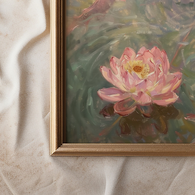 Puede incluir: Pintura al &oacute;leo de una flor de loto rosa en un estanque, enmarcada en un marco dorado. La flor tiene un centro amarillo y est&aacute; rodeada de agua verde. La pintura est&aacute; sobre un fondo blanco.