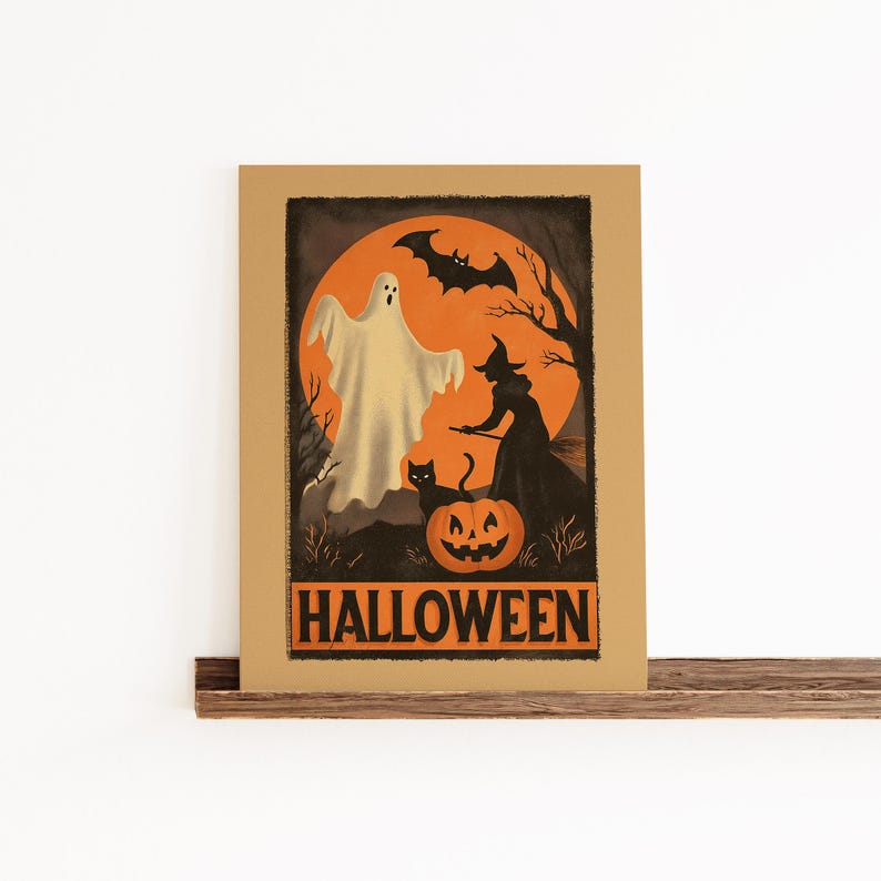 K&ouml;nnte beinhalten: Ein Halloween-Poster mit einem Geist, einer Hexe, einer schwarzen Katze und einem K&uuml;rbis vor einem orangefarbenen Mond. Das Wort "HALLOWEEN" wird unten in fetter, orangefarbener Schrift angezeigt. Das Poster ist in einem braunen Rahmen eingefasst.