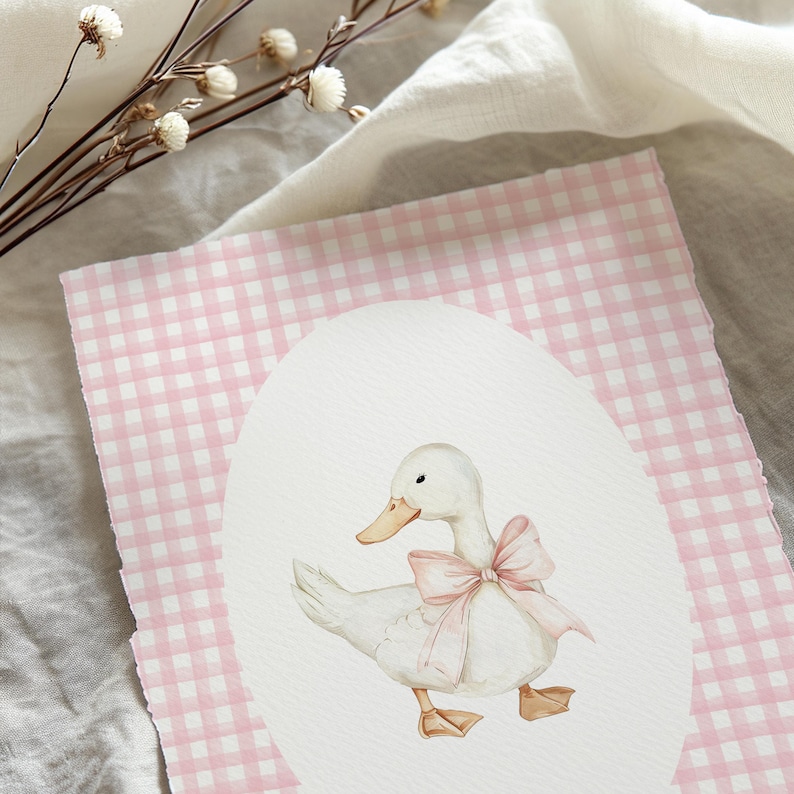 Puede incluir: Una ilustraci&oacute;n de acuarela de un pato blanco con un lazo rosa sobre un fondo de cuadros vichy rosa y blanco.