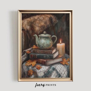 Puede incluir: Una pintura de bodegón con una tetera azul, una vela encendida y una pila de libros sobre un mantel a cuadros con hojas de otoño esparcidas alrededor.