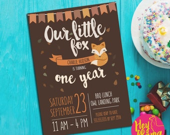 Op de afbeelding: Een bruine uitnodiging met oranje en witte vlaggetjes bovenaan. De tekst luidt "Our little fox" met een cartoon-vossenillustratie. De tekst "Charlie Hudson is turning one year" staat onder de vos. De uitnodiging beschrijft een BBQ-lunch in Owl Landing Park op zaterdag 23 september van 11:00 tot 16:00 uur. De tekst "Please RSVP to Kate 555-555-5555 by Sept 19th" staat onderaan.