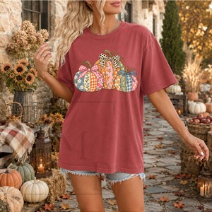 Preppy patchwork pompoenpatroon PNG, herfstpompoenontwerp, T-shirts met oogstthema