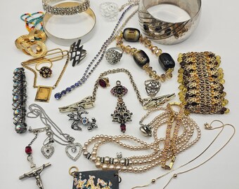 Lot De Bijoux Fantaisie Vintage - Occasion, Plusieurs Pièces, Parfait Pour Customiser Ou Collectionner
