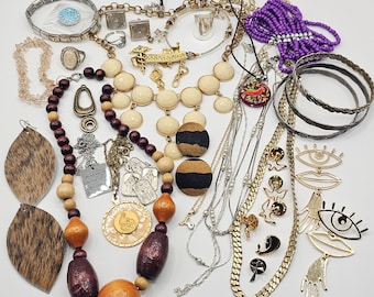 Bulk Lot for Craft Junk Repurpose Wear Costume Jewelry/jewelry/necklace/costume jewelry/plastic/bracelet/earrings/repurpose/vintage/beads