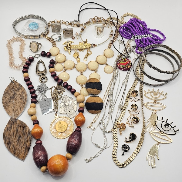 Bulk Lot for Craft Junk Repurpose Wear Costume Jewelry/jewelry/necklace/costume jewelry/plastic/bracelet/earrings/repurpose/vintage/beads