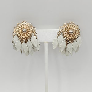 Beautiful Vintage Goldtone Enameled Leaves Dangle Clip On Earrings/goldtone/clip on/earrings/costume jewelry/mid century/dangle/leaves/white