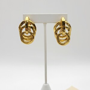 Beautiful Vintage Brushed Goldtone Circle Clip On Earrings/gold/costume jewelry/goldtone/clip earrings/vintage jewelry/circle