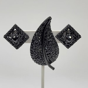 Beautiful Vintage Japanned Black Rhinestone Leaf Brooch and Clip On Earrings/vintage brooch/costume jewelry/brooch/leaf brooch/rhinestones