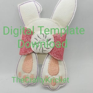 Könnte beinhalten: Ein weißer Filzhase mit rosa Filzohren und einer rosa Glitzer Schleife. Der Hase hat einen weißen Filzschwanz und rosa Filzfüße. Der Text "Digital Template Download" ist in grün auf dem Bild geschrieben.
