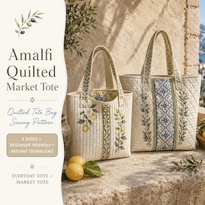 Può includere: Due borse tote trapuntate in tessuto color crema con motivi di limoni e piante. Le borse presentano cuciture verticali, manici robusti e un pannello centrale decorativo con motivi floreali blu e verdi. Due limoni gialli sono appoggiati accanto.