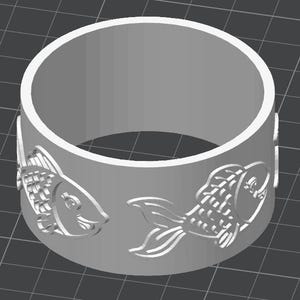 Puede incluir: Un anillo cilíndrico de color gris claro con un patrón en relieve repetitivo de peces nadando en línea horizontal alrededor de la superficie exterior. El diseño muestra los peces de perfil con escamas y aletas detalladas en acabado mate.